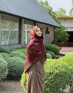 Red Pashmina Shawl, Red Hijab Outfit, Pashmina Outfit, Hijab Outfit Aesthetic, Red Hijab, Muslimah Fashion Casual, Shawl Hijab, Pashmina Hijab, Muslimah Outfit