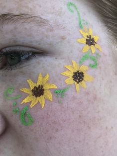 Cool Face Painting Ideas, Face Paint Sunflower, Face Painting Aesthetic Flowers, Small Face Painting Ideas Cheek Art, Autumn Face Paint, Spring Face Painting, Face Painting Ideas Simple, Duck Face Paint