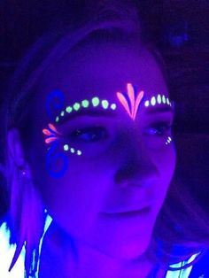 Makeup For Glow Party, Blacklight Face Paint Ideas, Glow Party Body Art, Glow In The Dark Make Up Ideas, Glow In The Dark Party Makeup, Glow In The Dark Photography, Easy Neon Face Paint Ideas, Glow In Dark Party Ideas, Glow Party Makeup Ideas