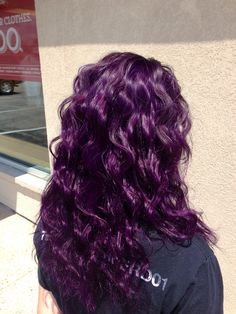 Purple Hair Colors Ideas, Perpul Hair Color Ideas, Darker Purple Hair, Hairdye Ideas Purple, Purple Hair On Curly Hair, Hair Dye Ideas Wavy Hair, Dyed Hair Wavy, Dark Dyed Hair Colors