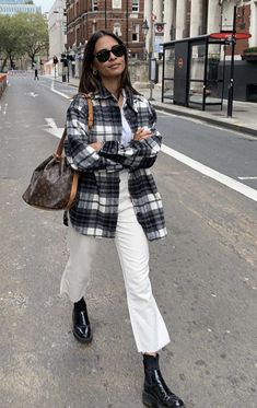 Plaid Shirt Jeans Outfit, Checker Shirt Outfit, Plaid Peacoat Outfit, Tartan Shirt Outfit, Checkered Shirt Outfit Women, Checkered Coat Outfit, No Pants Trend, Check Shirt Outfit Women, Flannel Shirt Outfit Women