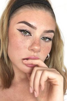 Grafik Eyeliner, Graphic Eyeliner Tutorial, Korean Eyeliner, Eyeliner Graphic, Eyeliner Cat, Eyeliner Inspo, Stile Kylie Jenner, Purple Eyeliner, Pink Eyeliner