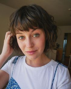 Short Brown Haircuts, Brown Haircuts, Dark Brown Hair Color Ideas, Short Brown Bob, Cool Brown Hair, Short Dark Brown Hair, Brown Wavy Hair, Brown Hair Color Ideas, Brown Hair Looks