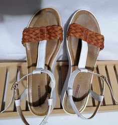 Vintage Vera Pelle 38 EU /US 7.5 /UK 5 Wedge Slides Italienische Echtleder Sandalen , Mary Janes Sandalen Sommer Riemchen Offene Zehen Schuhe Die Sandalen sind in einem sehr guten Zustand, sie wurden nicht viel getragen, sind aus weichem Naturleder und sind sehr bequem. Größe: EU 38 markiert, das entspricht US 7.5 Bitte beachte die unten stehenden Maße. Innensohlenlänge: 25 cm Innensohlenbreite: 9 cm Absatzhöhe: vorne Farbe: naturbraun, weiß Material: Echtleder, Leder Einlegesohlen, Gummisohlen Platform Sandals Summer, Mary Janes Platform, Wedge Slides, Platform Mary Janes, Open Toe Shoes, Toe Shoes, Upcycle Clothes, Sandals Summer, Natural Leather