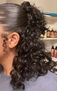 Cute Easy Curly Hairstyles Natural Curls, Cute Hairstyles For Short Hair Curly Half Up, Hair Styles Curlyhair, Short Curly Hair Homecoming Styles, Curly Hair Ideas For Short Hair, Prom Curly Hairstyles Natural, Curly Airport Hairstyles, Black Hair Curly Hairstyles, Short Curly Hoco Hairstyles