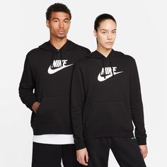 SUDADERA CON CAPUCHA MUJER NIKE SPORTSWEAR CLUB FLEECE
 Las sudaderas Club Fleece, universalmente amadas por su comodidad y consistencia, son para todos. Siempre suaves y confeccionados con nuestro ajuste estándar, son básicos que te ayudan a hacer más. Un básico para el clima frío, este acogedor jersey tiene suficiente espacio para llevar capas cómodamente sin sentirse demasiado grande.


 Los puños y el dobladillo de canalé ayudan a mantener la sudadera con capucha en su lugar mientras te mue Nike Sportswear Club Fleece, Kids Trend, Cozy Pullover, Mens Trends, Nike Sweatshirts, Nike Store, Nike Hoodie, Sportswear Women, Back To Black