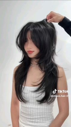 Jellyfish Haircut With Curtain Bangs, Choppy Wolf Cut Long, Alt Medium Haircut, Long Wolf Tail Haircut, Wolfcut No Bangs, Disconnected Layers Long Hair, Layered Messy Hair, Alt Layered Hair, Modern Scene Hair