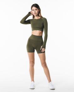 HIGHLIGHTS. Contour lines to enhance the body shape. Crew neckline. Low impact. Long line length LS crop. Raglan cut long sleeve. Form-fitting and cropped cut. Alphalete wordmark logo printed in the back FIT SUGGESTION. This item runs true to Alphalete’s standard seamless fit.. If you are between sizes, we recommend sizing up.. Model is 5’8”/172cm, wearing a size XS with a 31”/78cm bust. MATERIALS AND WASHING DIRECTIONS. 51% Polyamide, 38% Polyester, 11% Elastane. We recommend washing inside-out Contour Lines, Wordmark Logo, Contour Line, Word Mark Logo, Long Sleeve Crop, Body Shape, Long Sleeve Crop Top, Body Shapes, Crew Neckline