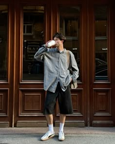 Outfit Silhouettes, Cafe Pose Ideas, Skating Fits, Pancake Cafe, Flannel Fits, Jean Short Outfits, Parisian Chic Style, City Boy, Basic Fits