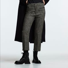 Structured High Waisted Cropped Pants With Front Welt Pockets. Relaxed Fit. Medium Weight Tweed Fabric. Black And White Color With Hints Of Green. Dimensional From Afar! High Waisted Cropped Pants, Textured Pants, Zara Trousers, Tweed Trousers, Printed Flare Pants, Slacks Trousers, Zara Jumpsuit, Green Trousers, Blue Trousers