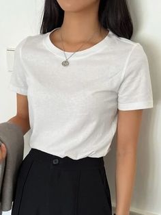 Basic Tshirt Outfit, White Tee Shirt Outfit, White Tees Outfit, White Tshirt Outfit, White Tops Outfit, Casual Tshirt Outfit, White Outfits For Women, Tee Shirt Outfit, Plain White T Shirt