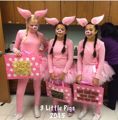 3 Little Pigs group costume. Long johns dyed to match felt ears glued to headband. 3 different colors of pink used in tutu. Candy bag has straw, stick, & bricks glued onto front. Costumes Homemade, Tattoos Family, Zombie Costumes, Dress Up Ideas, Dead Costume, 3 Little Pigs, Pig Costumes, Cute Group Halloween Costumes, Halloween Couples