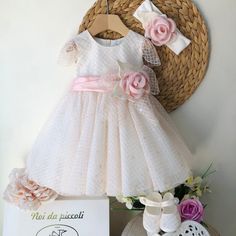 Abitino Cerimoniale per la tua principessa, bellezza, eleganza e cura del dettaglio, tutto rigorosamente made in ITALY! Fascia con fiore e fiocco sul retro cucita all'abitino lo rendono cosi dolce e delicato, la delicatezza e la fodera in cotone accarezzano la pelle della tua piccolina in modo dolcissimo. Siamo sempre alla ricerca dei capi migliori per rendere ogni momento importante. Per completare il look con gli accessori contattaci al servizio clienti citato in basso! Per qualsiasi info non Elegant Floral Applique Dress For Ceremony, Pink Tulle Dress For Ceremony, Elegant Floral Applique Ceremony Dress, Elegant Ceremony Dress With Floral Applique, Fitted Dress With Pink Bow For Spring, Pink Spring Dress With Bow, Summer Wedding Dress With Pink Bow, Fitted Floral Applique Dress For Ceremony, Short Sleeve Baptism Dress With Bow