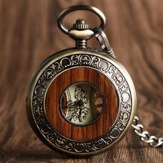 Reloj de bolsillo con caja de madera y diseño de esfera esqueleto que permite admirar el funcionamiento interno y el reloj en cada mirada. Y como no necesita pilas para funcionar, sólo tiene que darle cuerda a la corona o dejar que su impulso natural le ayude mientras se mueve con usted a lo largo del día. Con esta atención al detalle y su atemporalidad, esperamos que este reloj de bolsillo de aspecto antiguo sea una opción de elegancia y clase para cualquier caballero moderno.  Características: Skeleton Pocket Watch, Antique Pocket Watch, Mechanical Pocket Watch, Style Steampunk, Vintage Man, Skeleton Watches, Mechanical Hand, Retro Clock, Fob Watch