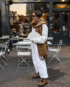 Christmas Outfit Inspiration, Outfit Ideas Korean, Outfit Inspiration Fall, Neutral Outfit, Woman Standing, Fashion 2020