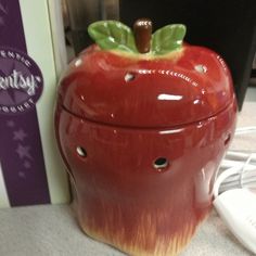 Full Size Scentsy Warmer Red Dishes, Big Apple, Crockpot Recipes, Green Leaves, Brand New, Jewelry Designer, Vintage Fashion Trends