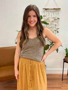 Casual Stretch Camisole For Loungewear, Summer Stretch Casual Camisole, Casual Stretch Camisole For Summer, Casual Loungewear Tank Top, Casual Short Length Tank Top For Summer, Casual Short Tank Top For Loungewear, Casual Short Tank Top For Beach, Casual Stretch Camisole, Casual Brown Stretch Camisole