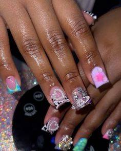 ƒσℓℓσω ƒσя мσяє⭐️ Freestyle Duck Nails Short, Short Nail Set With Charms, Short Designed Nails, Short Nails Acrylic Charms, Short Pink Freestyle Nails, Junk Nails Black Women, Shorties Nails With Charms, Nails For Back To School Short, Short Acrylic Nails Freestyle