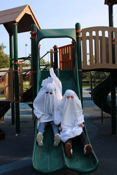 Tik tok ghost trend. People dressing up as ghosts and sliding down a slide having fun. Best Friend Ghost Photoshoot, Ghost Photo Shoot Trend, Challenge Tik Tok, Ghost Trend Photoshoot Friends, Ghost Challenge