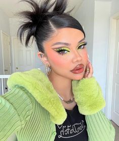 Y2k Inspired Makeup, Lizzie Mcguire Makeup, 2000 Makeup Look, Lizzie Mcguire Hair, Instagram Posts Ideas, Apple Makeup, 2000 Makeup, Makeup 2000s, 2000s Makeup Looks