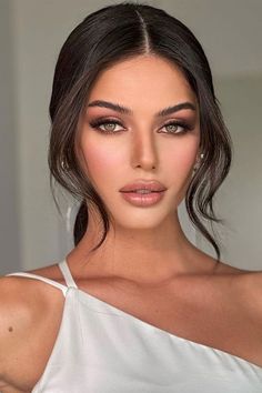 25 Wedding Makeup for Green Eyes: Sultry Sophistication Makeup Hooded Eyes, Wedding Makeup For Blue Eyes, Wedding Guest Makeup, Makeup Looks For Green Eyes, Glam Wedding Makeup, Wedding Makeup For Brown Eyes, Brown Hair Blue Eyes, Bridesmaid Hair Makeup