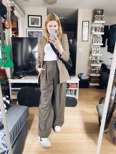 Trousers And Sneakers Outfit, Wide Leg Pants Outfit Fall, Checkered Pants Outfit, Trouser Pants Outfits, Wide Pants Outfit, Wide Leg Trousers Outfit, Slacks Outfit, Wide Leg Outfit, Celana Fashion