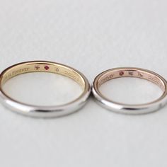 【ith】イニシャル代わりのカラーストーンを、コンビカラーの結婚指輪に Ring Upgrade, Handmade Wedding Rings, Wedding Band Engraving, Hand Rings, Engraved Wedding, Plan My Wedding