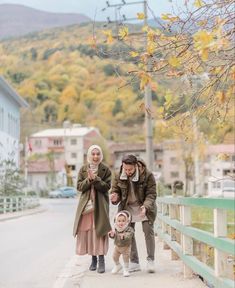 Teen Fashion Winter, Muslim Family, Muslim Hijab, Winter Weather, Hijab Fashion, Couple Photos, On Instagram, Instagram