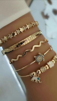 Wrist Jewelry, Bangles Jewelry Designs, Gold Bangles Design, Gold Bracelets, Fancy Jewellery, Jewelry Photography