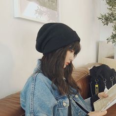 Beenie Outfit, Autumn Haircuts, Fall Looks For Women, Bonnet Outfit, Beanie Outfit, Outfit Korean, Girl Beanie