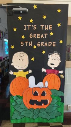 a sign that says it's the great 5th grade with peanuts and pumpkins