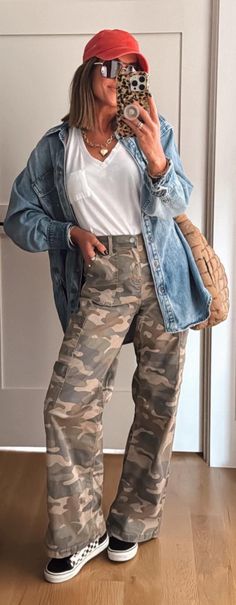 How To Style Camo Joggers, Grey Booties Outfit, Camp Pants Outfit, Pant Outfits For Women, Track Pants Outfit, Sea Style, Fall Closet, Booties Outfit, Modest Style