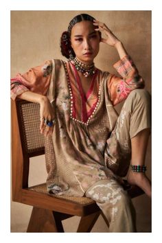 Long Kurti Patterns, V Neck Kurta, Kurta Pants, Iranian Women Fashion, Indian Designer Outfits, Indian Attire, Kurta With Pants