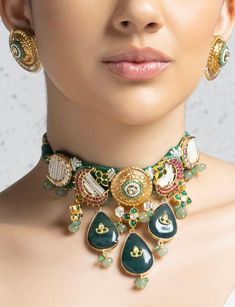 Fine quality and craftsmanship. Perfect for desi weddings and cocktail dinners This multi colour designer necklace is made with far size agate stone in the centre & completed with pearls, multi colour agates & polkis.Ideal to be worn on festive, party & wedding occassions on your Indian & fusion attire.  Necklace comes in drawstring cord therefore adjustable Antique Choker, Colorful Choker, Temple Jewellery Earrings, Temple Jewelry Necklace, Choker Necklace Designs, Antique Jewellery Designs, Pearl Statement Necklace, Jewelry Illustration, Handmade Gold Jewellery