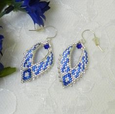 Russian Leaf Pattern, Diy Seed Bead Earrings, Brick Stitch Earrings, Bead Sewing, Brick Stitch Pattern, Beaded Earrings Patterns, Crystal Hoop Earrings, The Brick, Earring Tutorial