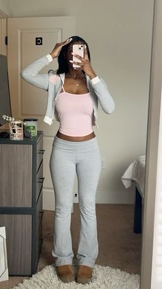 gray and pink yoga pants outfit Flared Legging Outfit, Flares Outfit, Flare Leggings Outfit, Adrette Outfits, Stile Hijab, Leggings Outfits, Looks Pinterest, Coquette Pink, Flared Leggings