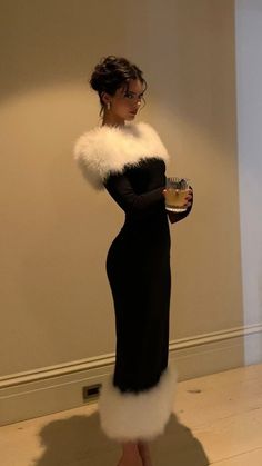 lbd with fur trim. click to shop inspo <3. #affiliated, #outfitideas, #aspenstytle, #aspenoutfitideas, #styleinspo, #aesthetic Stile Kendall Jenner, Fest Outfits, Kendall Jenner Outfits, Sarah Jessica Parker, Kendall Jenner Style