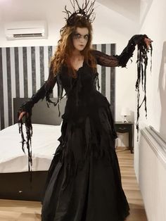 Morrigan Goddess Costume, Crow Queen Costume, Creepy Witch Costumes, Crone Costume, Witch Costumes Ideas, Hecate Costume, Pagan Witch Costume, Pagan Witch Headpiece, Gothic Round Crown Headpiece For Halloween