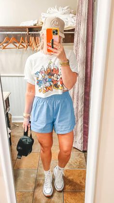 Mom Outfit Disney, Comfy Disney World Outfits, Disney Magic Kingdom Family Outfits, Disney Outfits Ideas For Women, Easy Disney Outfits Casual, Disney World Outfits Comfy, Summer Disney Outfits Plus Size, Disneyland Outfits Midsize