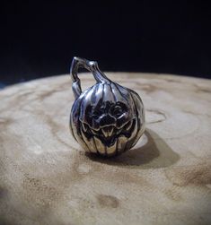 This Sterling silver anatomically accurate Scary Jack-O'-Lantern Pumpkin Ring of immaculate detail.Perfect for Halloween fans out there! Shipping&Processing Since all our items are individually handmade, we need about 1-2 weeks (at most) to make your item. We use Standard Worlwide shipping with Tracking. Spooky Jewelry, Pumpkin Ring, Halloween Ring, Signet Rings, Gothic Rings, Skull Pendant, Feb 13, Halloween Jewelry, Jack O