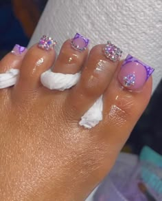 Purple And Black Toenails, Purple Acrylic Toes, Acrylic Toes Designs, Cat Eye Pedicure, Acrylic Toes Ideas, Baddie Toe Nails, Pedicure Toenails, Purple Toe Nails, Boss Nails