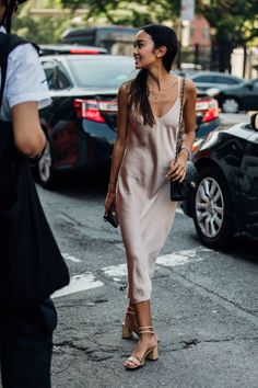 Slip Dress Street Style, Fesyen Korea, Summer Fashion Week, Street Style New York, Nyc Outfits, Modern Street Style, Looks Pinterest, New York Street Style, Street Dress