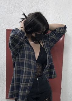 Hannah Core Outfits, Bra Top Over Shirt Outfit, Outfit Ideas Thick Thighs, Womens Grunge Fashion, Bisexual Outfits Aesthetic, Edgy Poses, Peony Aesthetic, Trending Streetwear, Street Outfits