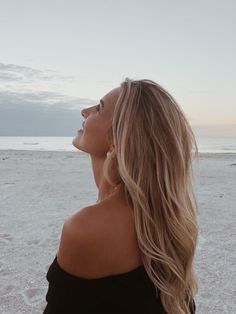 Summer Beachy Blonde Hair, Blonde Hair Summer Ideas, Beachy Hair Color Blonde, Vacation Blonde Hair, Beach Babe Blonde Hair, Blonde Beach Balayage, Beach Blonde Hair Highlights, Bronde Beachy Hair, Beach Dirty Blonde Hair