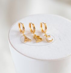 NOTE: the hoop earrings in picture are NOT included in this item. Size: 10.5mm / loop size 1mm approx. Material: 18K real gold plated on brass, cubic zirconia Quantity: 1 piece, you choose letter Feel free to contact me if you want bulk quantity, I can make a custom listing for you. Gold Initials Earrings, Gold Round Initials Earrings, Gold Round Earrings With Initials, Personalized Gold Huggie Jewelry, Alphabet Beads, English Letter, Letter Charm, Letter Charms, Real Gold