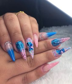 Unha detalhada em rosa azul gliter Stitch Birthday Nails, Stitch Valentines Nails, Stitch And Angel Nails Acrylic, Stitch Halloween Nails, Stitch Acrylic Nails, Stitch Nails For Kids, Stitch And Angel Nails, Stitch Nails Disney, Stitch Nail Designs