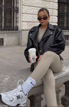 https://amzn.to/3RtOjSH Sporty Chic Outfits, Modele Fitness, Look Legging, Chique Outfit, New Balance Outfit, Leggings Outfits, Pastel Outfit, Cold Outfits