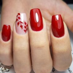 Se tem uma cor de esmalte que é clássico e curinga, é vermelho. Por isso, hoje eu separei   12 Inspirações de Unhas Vermelhas PODEROSÍSSIMAS pra Amar Agora! Nails With Red Design, Red Nail Designs Classy, Red Gel Nails Ideas, Red Short Nails Design, Short Red Nails Ideas, Short Nail Designs Red, Red Trendy Nails, Red Nail Designs Short, Nails Rojas Cortas