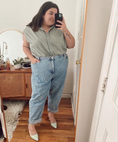 Button Up Plus Size Outfits, Mom Jeans Outfit Curvy Plus Size, Plus Size Lesbian Fashion, Lesbian Clothes, Mom Jeans Plus Size, Plus Size Fashion For Women Summer, Plus Size Mom Jeans, Business Casual Jeans, Jeans Outfit For Work