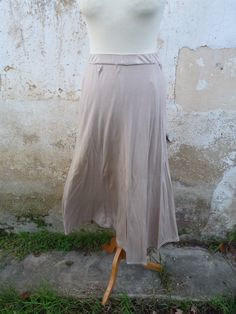 "Vintage 1980 mid length supple jersey beige flared skirt . There is an elastic at the waist . There is a slot at one side . Label : Astuces PARIS Material : 100% viscosa Fit to an S Lenght : 38.5 \" ( 98 cm) Waist : from 24.4 \" to 31.4 \" ( from 62 cm to 80 cm) Hips : 47.2 \"( 120 cm) Nice condition" Beige Stretch Flared Skirt, Beige Stretch Lined Maxi Skirt, Beige Stretch Maxi Skirt With Lining, Beige Stretch Midi Skirt, Beige Stretch Skirted Bottoms, Fitted Beige Flared Skirt, Beige Fitted Flared Skirt, Cream Stretch Skirt, Stretch Beige Pleated Maxi Skirt